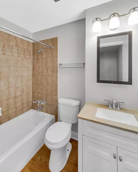Bath - 1678 Ashburn Ct #C, Wheaton, IL 60189 photo 1 of 1