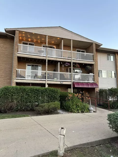 910 Beau Dr #302, Des Plaines, IL 60016