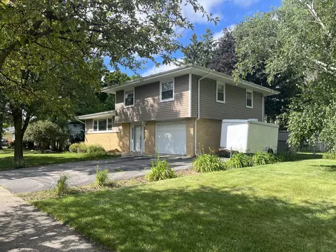 1744 S 7th Ave, Saint Charles, IL 60174