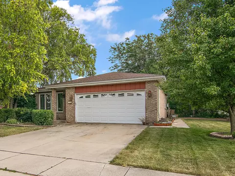 6937 Coachwood Trl, Tinley Park, IL 60477
