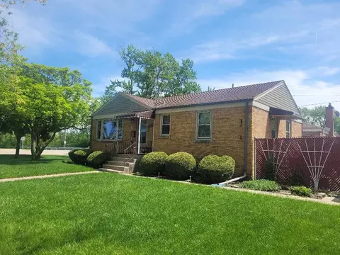9823 Sunnyside Ave, Schiller Park, IL 60176