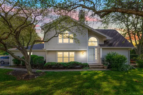 27 W408 Melrose Ln #2704, Winfield, IL 60190