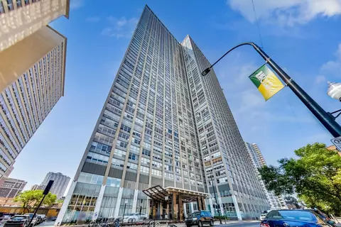 655 W Irving Park Rd #5017, Chicago, IL 60613