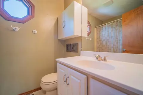Bath - 2816 Brighton Ln, Bloomington, IL 61704 photo 2 of 4
