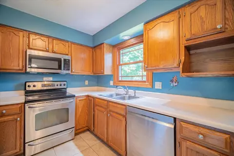 Kitchen - 2816 Brighton Ln, Bloomington, IL 61704 photo 3 of 4