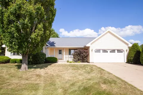 101 N Delane Dr, Heyworth, IL 61745
