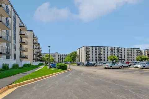 9737 N Fox Glen Dr #2F, Niles, IL 60714