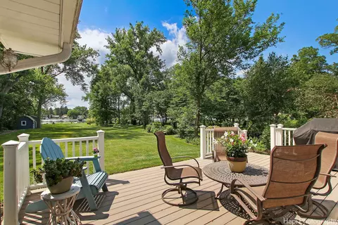 Exterior - 807 S Emerald Dr, Mchenry, IL 60051 photo 4 of 8