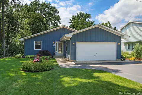 Exterior - 807 S Emerald Dr, Mchenry, IL 60051 photo 3 of 8