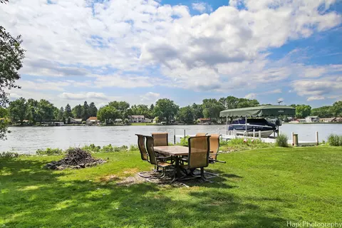 Exterior - 807 S Emerald Dr, Mchenry, IL 60051 photo 7 of 8
