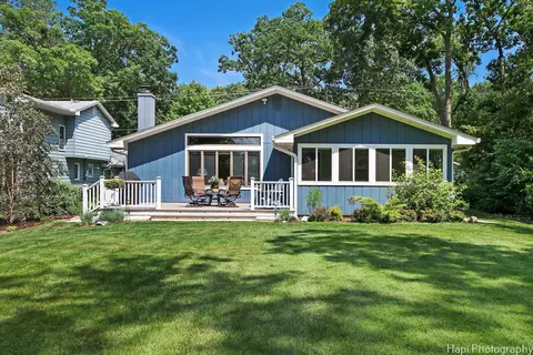 807 S Emerald Dr, Mchenry, IL 60051