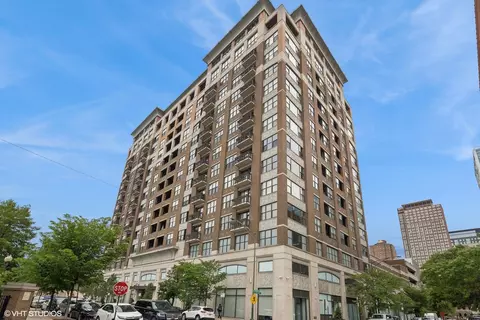 849 N Franklin St #823, Chicago, IL 60610