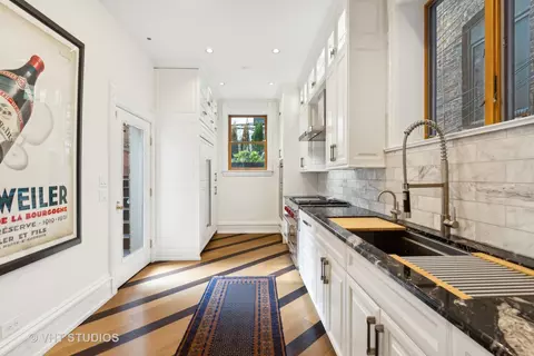 60 Elm St, Chicago, IL 60611 photo 9