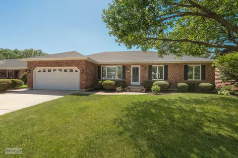 77 Brockway Dr, Oswego, IL 60543