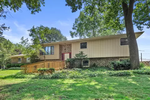2400 W Hedge Pl, Mchenry, IL 60051