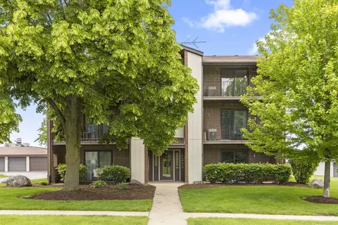 1233 Chalet Rd #300, Naperville, IL 60563