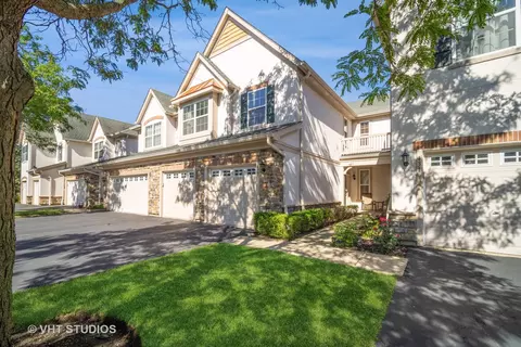 427 W Shadow Creek Dr, Vernon Hills, IL 60061