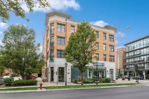 125 N Euclid Ave #208, Oak Park, IL 60301
