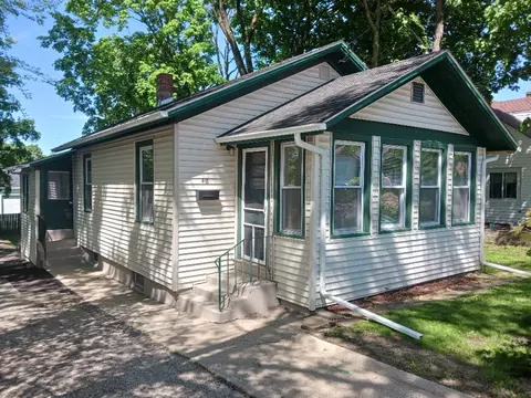 418 Ridgeland Ave, Woodstock, IL 60098