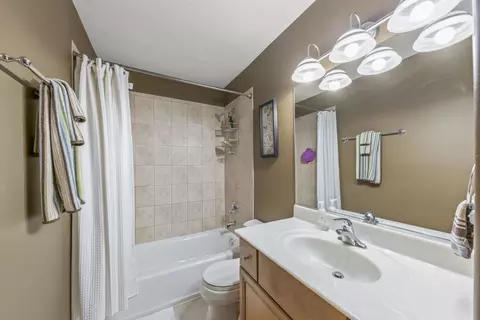 Bath - 751 Evergreen Ln, Bartlett, IL 60103 photo 2 of 2