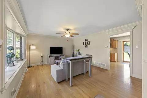 Living - 751 Evergreen Ln, Bartlett, IL 60103 photo 3 of 4