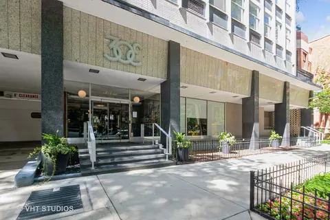 30 Elm St #8C, Chicago, IL 60611