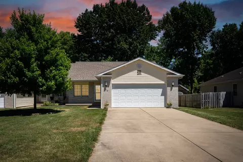 702 Woodridge Dr, Sherman, IL 62684