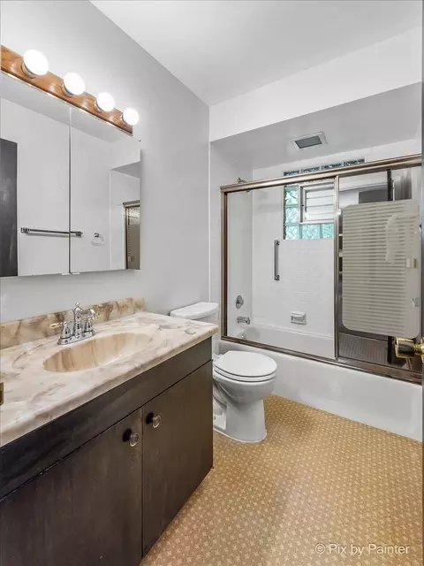 Bath - 1209 Mallard Dr, Elgin, IL 60123 photo 3 of 4