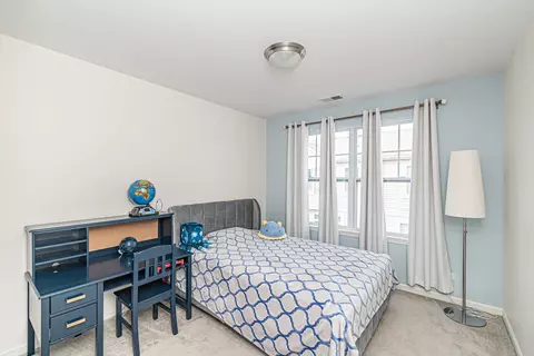 Bedroom - 402 Lexington Ln, Rolling Meadows, IL 60008 photo 1 of 4