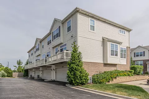 Exterior - 402 Lexington Ln, Rolling Meadows, IL 60008 photo 2 of 5