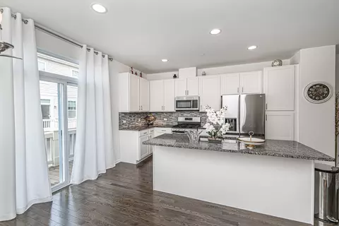 Kitchen - 402 Lexington Ln, Rolling Meadows, IL 60008 photo 3 of 3
