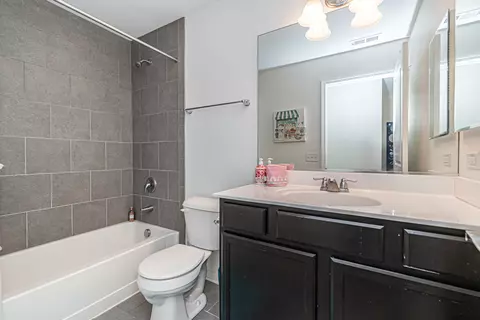 Bath - 402 Lexington Ln, Rolling Meadows, IL 60008 photo 2 of 3