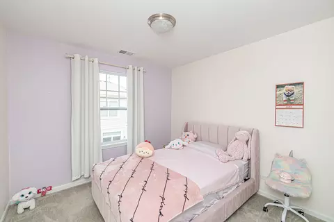 Bedroom - 402 Lexington Ln, Rolling Meadows, IL 60008 photo 2 of 4