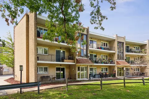 9520 S 86th Ave #309, Hickory Hills, IL 60457