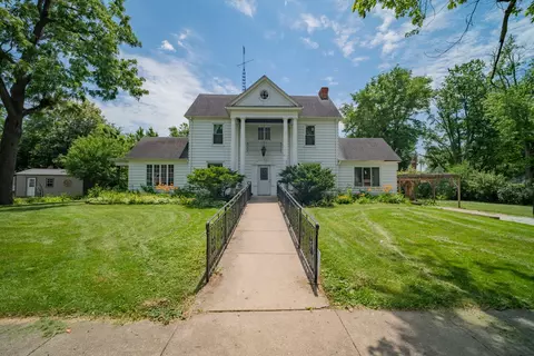 207 E 5th St, Gridley, IL 61744
