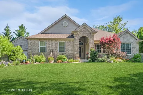 449 Prairieview Dr, Geneva, IL 60134