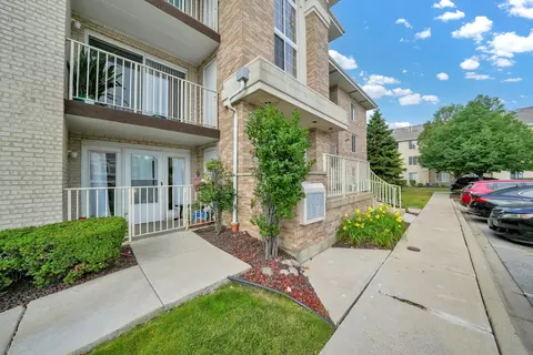 4232 W 76th St #105, Chicago, IL 60652