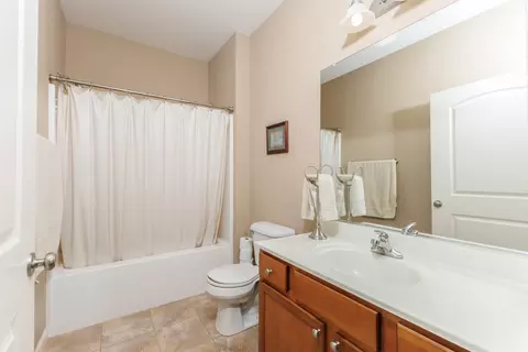 Bath - 1094 Canyon Creek Rd, Normal, IL 61761 photo 4 of 5
