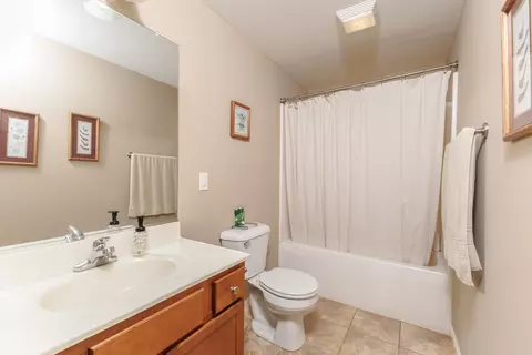 Bath - 1094 Canyon Creek Rd, Normal, IL 61761 photo 5 of 5
