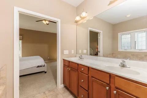 Bath - 1094 Canyon Creek Rd, Normal, IL 61761 photo 3 of 5