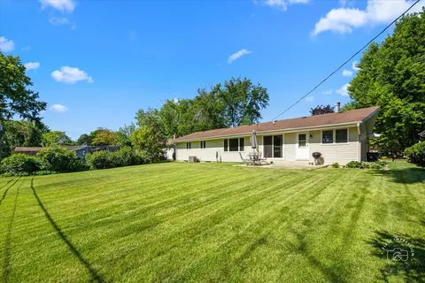 Exterior - 935 Ruth Dr, Elgin, IL 60123 photo 2 of 2