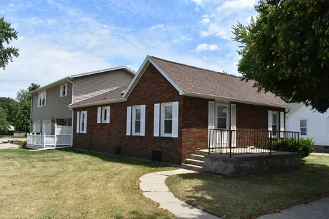 712 N Franklin St, Roanoke, IL 61561