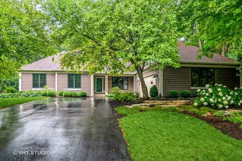 980 Pinecrest Dr, Sugar Grove, IL 60554