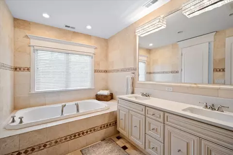 Bath - 446 Jackson Ave, Glencoe, IL 60022 photo 3 of 6
