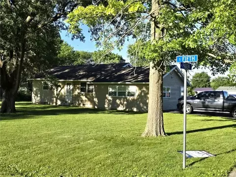 221 S 5th St, Witt, IL 62094