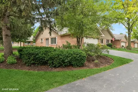 223 Royal Ln, Bloomingdale, IL 60108