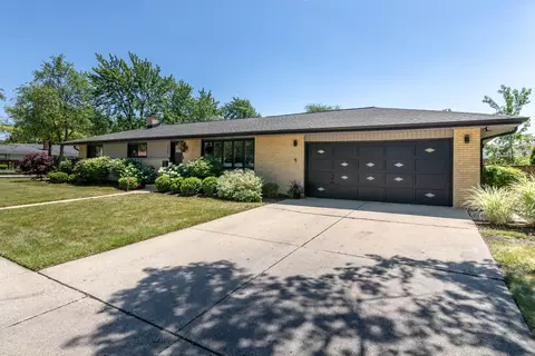 229 E Kathleen Dr, Park Ridge, IL 60068
