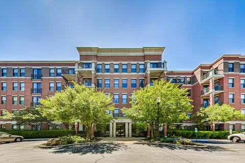 2335 W Belle Plaine Ave #108, Chicago, IL 60618