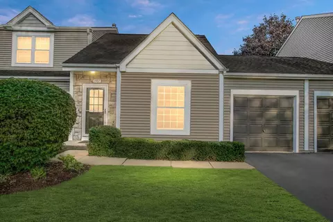 1907 Ozark Pkwy, Algonquin, IL 60102