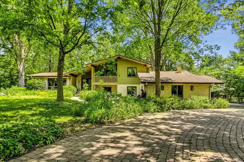 6383 Pontiac Dr, Indian Head Park, IL 60525
